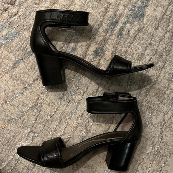 Tahari Adam Ankle Strap Peep Toe Black Leather Size 6.5 - Picture 9 of 10